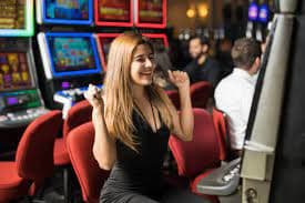 Antarmuka Texas Poker di aplikasi mobile bomingbet dengan kartu dan chip